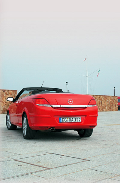 В сравнении с конкурентами "Astra Twin Top" показал себя как автомобиль более спортивный и заводной по характеру.