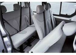 В микроавтобусах спинки сидений второго ряда складываются и по отдельности. В дорогих исполнениях эти кресла поворачиваются на 180 град.