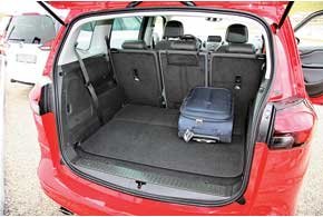 В салоне пятиместной конфигурации объем багажника составляет 710 л, что на 65 л больше, чем у обычной Zafira.
