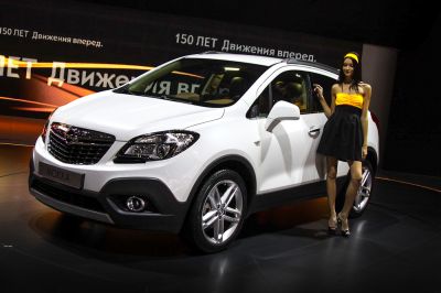 Компактный кроссвер Opel Mokka. Москва 2012