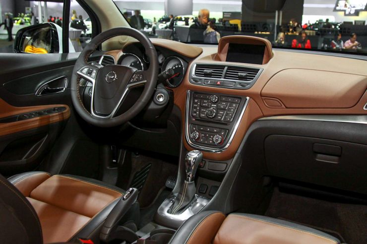 Компактный кроссвер Opel Mokka. Москва 2012