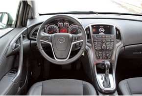 В плане красоты и эргономики передней панели конструкторы новой машины сделали заметный шаг вперед. Часть кнопок отвечает за навигацию.