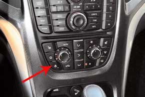 Пусть и в самом дорогом оснащении, но подогрев руля Astra J предлагает первой в классе. Кнопка  среди органов управления климат-контроля.