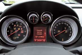 В режиме Sport спокойные сероватые обручи вокруг циферблатов вспыхивают режущими глаз огненными кольцами.