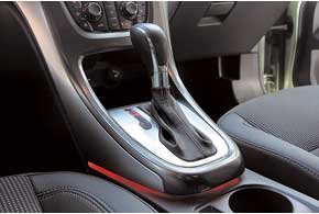 Вечером в ногах, дверных панелях и у основания центральной консоли включается ярко-красная подсветка.