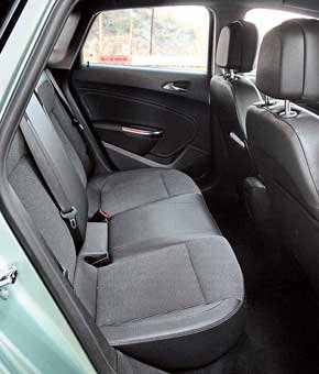 Видимо, те 71 мм, на которые выросла база, целиком пришлись на переднюю часть салона, и сзади тесновато для ног.