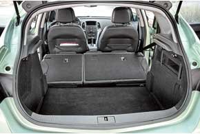 Объем багажника в 370 литров в походном положении  не самый большой в С-классе, но один из наиболее вместительных. Ровного пола при складывании спинок не получается.