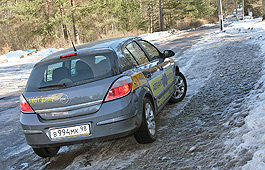 В длину хетчбек Astra вполне соответсвует сегодняшним представлениям о классе С. Совсем другое дело седан, который может появиться в России в конце года. Его длина 460 см! 